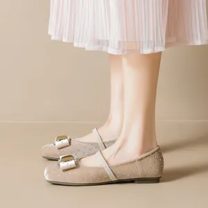 Ballerines Mary Jane en velours beige avec strass brillants et détail de nœud en satin
