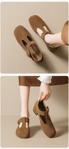 Détail de chaussures Mary Jane en daim marron avec talon épais et bride en T