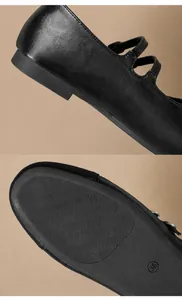 Détail de la semelle antidérapante et du talon confortable des chaussures Mary Jane noires