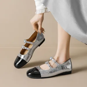 Ballerines Mary Jane argentées avec bout rond noir contrasté et brides en strass