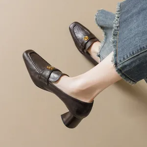 Donkerbruine loafers met blokhak, vierkante neus en gouden metalen gesp voor dames