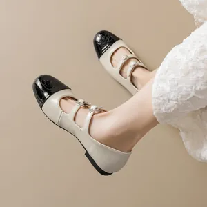 Chaussures Mary Jane bicolores beiges et noires avec détails de fleurs gaufrées