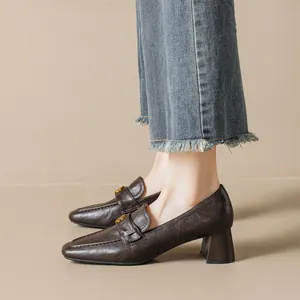 Donkerbruine lederen loafers met blokhak, vintage gouden gesp en ronde neusvorm