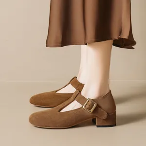 Escarpins Mary Jane marron en daim avec bride en T et talon carré style rétro