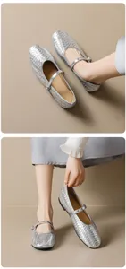 Détails des ballerines Mary Jane tressées argentées avec bride à boucle en métal
