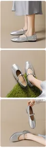 Détail de ballerines Mary Jane tressées argentées avec une fine bride réglable à boucle
