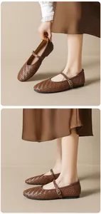 Détail macro de ballerines Mary Jane marron tressées avec boucle métallique ajustable