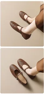 Vue détaillée de la texture en cuir tressé marron et du design élégant de la Mary Jane plate