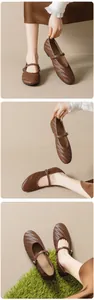 Gros plan de chaussures Mary Jane tressées marron avec texture cuir et boucle en métal