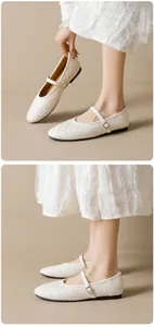 Détails des ballerines Mary Jane en cuir tressé blanc avec bride et style vintage