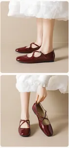 Detailansicht der weinroten Lackleder-Mary-Janes mit Glanzeffekt und Kreuzriemen-Design