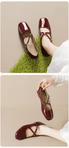 Detailansicht der tiefroten Lackleder-Mary-Jane-Schuhe mit quadratischer Kappe und Kreuzriemen