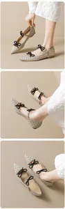 Détail des ballerines Mary Jane à bout pointu avec pois noirs et doubles nœuds
