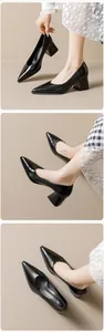 Detalles de los zapatos negros de punta con tacón grueso y acabado en piel brillante