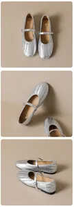 Détail de ballerines Mary Jane en cuir tressé argenté avec boucle et texture métal