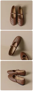 Détail de la texture en cuir tressé et bride de ces ballerines Mary Jane brunes