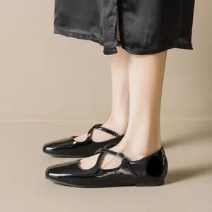 Elegante schwarze Mary Jane Halbschuhe aus Lackleder im französischen Stil mit Kreuzriemen