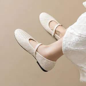 Ballerines Mary Jane tressées beiges élégantes pour femmes avec bride et texture chic