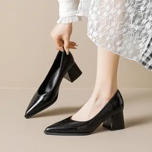 Zapatos de Tacón con Punta Estrecha y Tacón Grueso para Mujer Microfibra Gamuza Aspecto Cuero Elegantes Zapatos para Oficina y Trabajo Negro