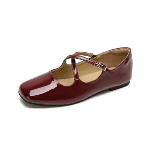Französischer Feenstil weinrote Lackleder Mary Jane Ballerinas mit Kreuzriemen und eckiger Zehe