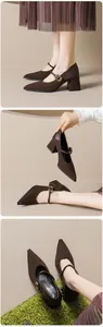 Detalle de zapatos Mary Jane marrón oscuro de punta con tacón ancho y correa al tobillo