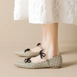 Ballerines Mary Jane à bout pointu style français avec pois noirs et détail nœud
