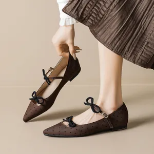 Ballerines Mary Jane marron à bout pointu avec pois noirs et brides à nœuds délicats