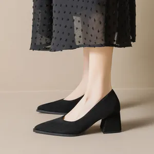 Elegantes salones de ante negro con punta afilada y tacón de bloque, vista lateral