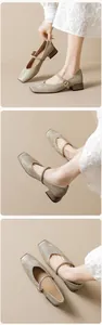 Detailansicht der champagnerfarbenen Mary Jane Schuhe aus Satin mit Blockabsatz
