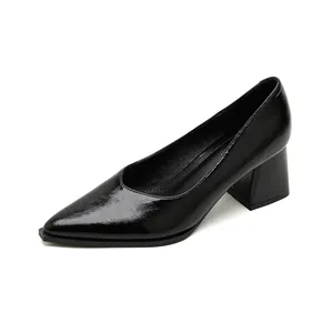Zapatos de tacón negros clásicos con punta fina, tacón ancho y acabado texturizado