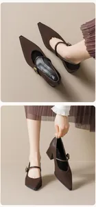 Detalle de zapatos Mary Jane marrón oscuro con punta fina, hebilla dorada y tacón ancho
