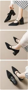 Detalle de zapatos Mary Jane negros mates con punta fina, tacón cuadrado y hebilla dorada