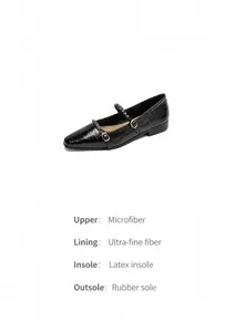 Dettaglio di scarpe Mary Jane nere a punta con catene e tacco basso da 2,5 cm