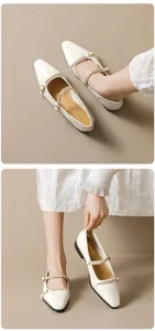 Dettaglio delle ballerine Mary Jane a punta con catena dorata e decorazioni in perle