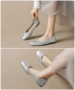 Detalle de bailarinas trenzadas plateadas con textura, lazo y vista puesta de pie