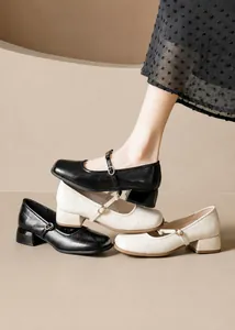 Détail de chaussures Mary Jane rétro avec bout carré et bride réglable en cuir mat