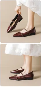 Dettaglio di ballerine Mary Jane bordeaux in vernice con doppie catene dorate