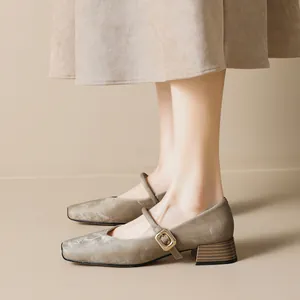 Taupefarbene Mary Jane Pumps mit Karree-Zehe, Satin-Finish und Blockabsatz für Damen