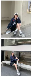 Urban στυλ με γκρι sneakers με πλατφόρμα και ένα casual σκούρο μπλε φούτερ