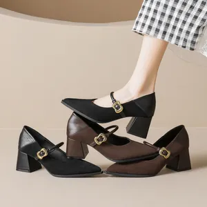Zapatos Mary Jane vintage con punta fina y tacón bloque en negro y marrón