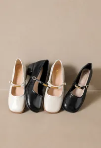 Vue de face des chaussures Mary Jane en noir et beige avec bout carré et talon bas