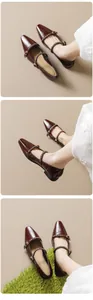 Dettaglio di ballerine Mary Jane in vernice bordeaux con catena dorata e punta quadrata