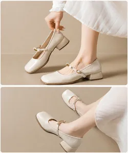 Détail de chaussures Mary Jane amande avec bout carré, talon bloc et boucle en métal