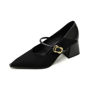 Zapatos Mary Jane negros de punta con tacón de bloque y texturas de cuero mixtas