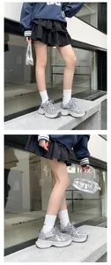 Κοντινή λήψη γκρι sneakers με πλατφόρμα και δίχτυ για μοντέρνο στυλ δρόμου