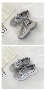 Λεπτομερής όψη από γκρι δίχτυ sneaker με παχιά σόλα και στρογγυλά κορδόνια