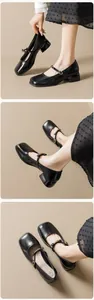 Vues détaillées de chaussures Mary Jane noires vintage avec talons blocs et boucles dorées