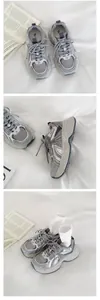 Λεπτομερείς όψεις γκρι ρετρό sneakers με αναπνεύσιμο πλέγμα και χοντρές σόλες