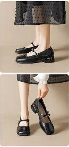 Vue détaillée de chaussures Mary Jane noires rétro à talons blocs et brides chic.