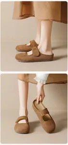 Vista laterale delle scarpe Mary Jane in pelle scamosciata marrone con cinturino in velcro